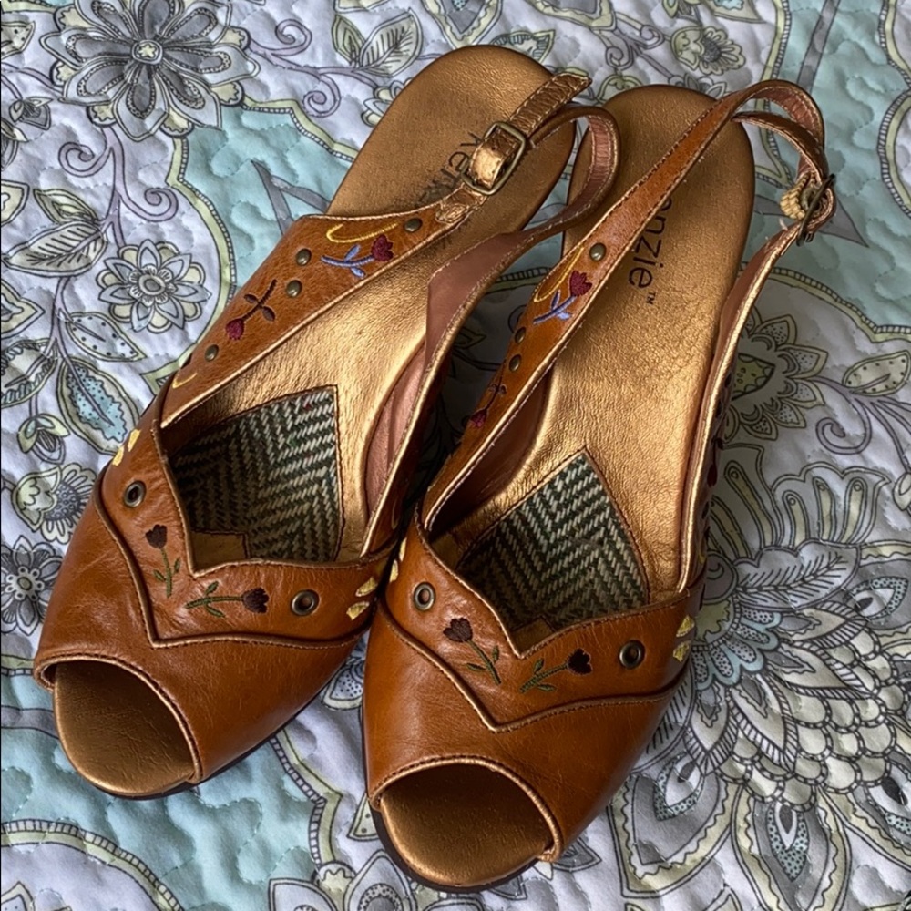 Kenzie cognac embroidered flower wedge shoes 9
